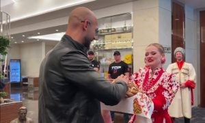 «Женоненавистника встретили караваем»: в Москву прилетел скандальный блогер Эндрю Тейт
