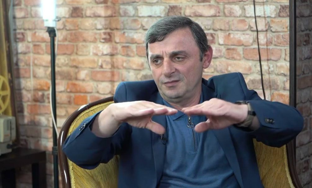 «Шпана у власти»: абхазский журналист-иноагент Инал Хашиг оскорбил выбор Родины 