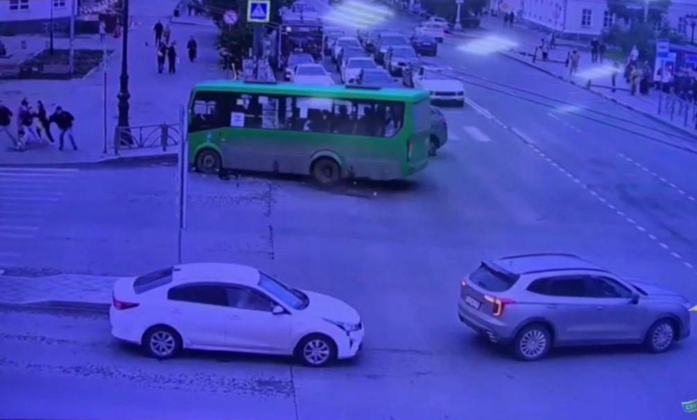 Водитель-мигрант задавил людей у православного храма: чудовищное ДТП произошло в Екатеринбурге 