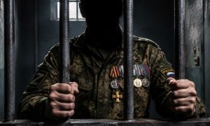 «Хотел поговорить по-мужски»: в Приморье ветеран СВО вступился за пенсионерку и оказался в СИЗО