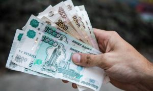 «Смешно»: разрыв зарплат в регионах достиг 200 тысяч рублей — россиянам не хватает денег