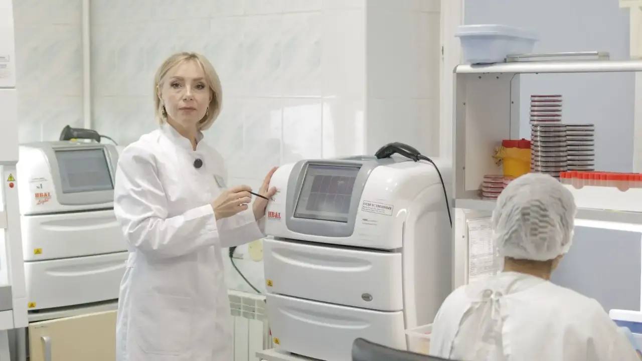 Поставить диагноз и выбрать антибиотик: как работает микробиологическая лаборатория КДЦ«Здоровье»