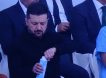 А Зеленскому крышка: один неловкий жест «просроченного президента» Украины вызвал бурную реакцию в Сети