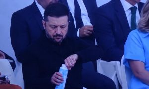А Зеленскому крышка: один неловкий жест «просроченного президента» Украины вызвал бурную реакцию в Сети
