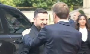 «Укатил в Париж на очередное свидание»: Зеленского раскритиковали за визит во Францию вместо поддержки горящей Одессы