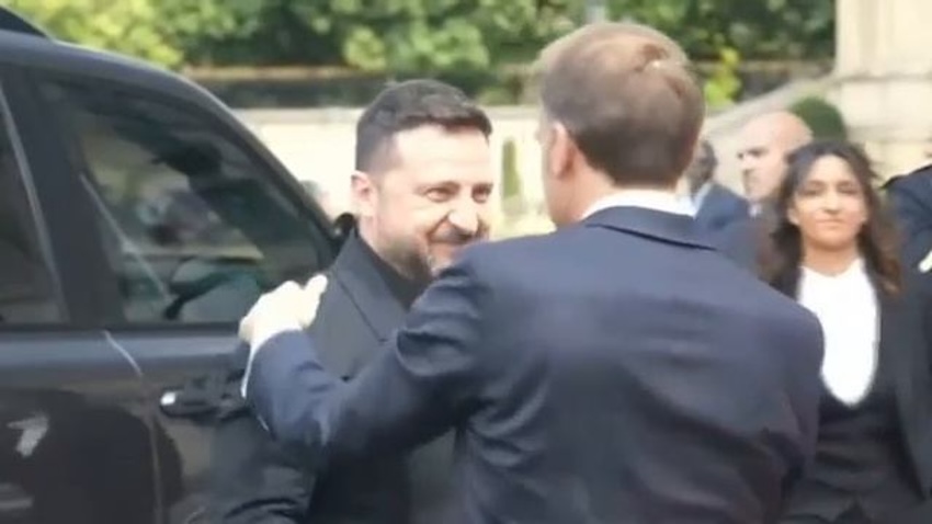 «Укатил в Париж на очередное свидание»: Зеленского раскритиковали за визит во Францию вместо поддержки горящей Одессы 