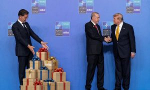 Отстреливаться  будем? Эрдоган вручил участникам саммита НАТО опасный сувенир