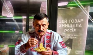 Украинцы давят на жалость, но едят от пуза – проблем с крупой, солью и макаронами быстрого приготовления у них нет