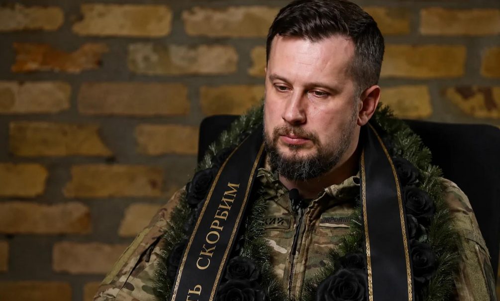 «Алё, Кремль, когда же порадуете?»: матери основателя полка «Азова»* Билецкого** вручили траурные букеты и венки 