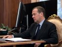 «К чему такие наложившие полные штаны, вонючие посредники?»: Дмитрий Медведев рассказал про «пробный шар» проверки России на прочность