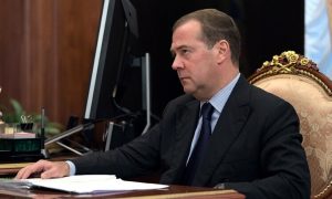 «К чему такие наложившие полные штаны, вонючие посредники?»: Дмитрий Медведев рассказал про «пробный шар» проверки России на прочность
