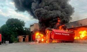 «Ложись, бумеранг летит!»: рыдающие украинцы начали получать товары со сгоревших складов Rozetka и «Нова пошта»