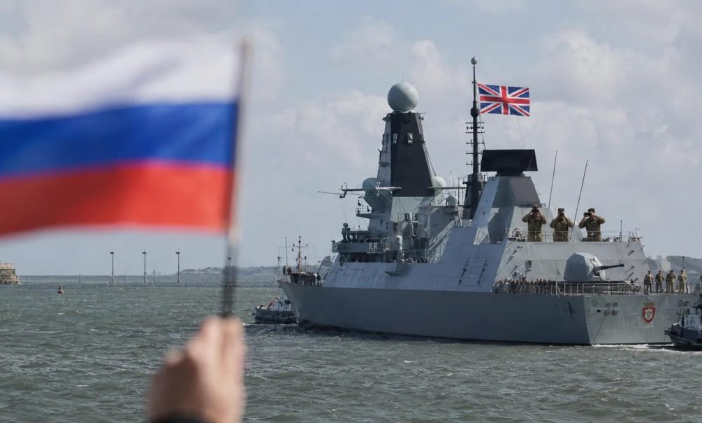 "Ибо нефиг...": военные корабли России сопроводили торговые суда в территориальных водах Британии под гробовое молчание Лондона