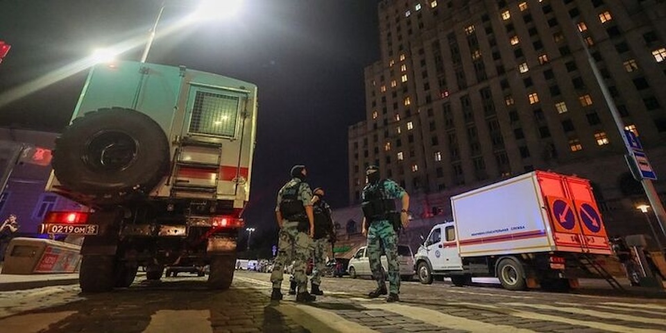 «Курьера буквально разорвало на части»: ночной теракт у сталинской высотки в Москве вызвал много вопросов 
