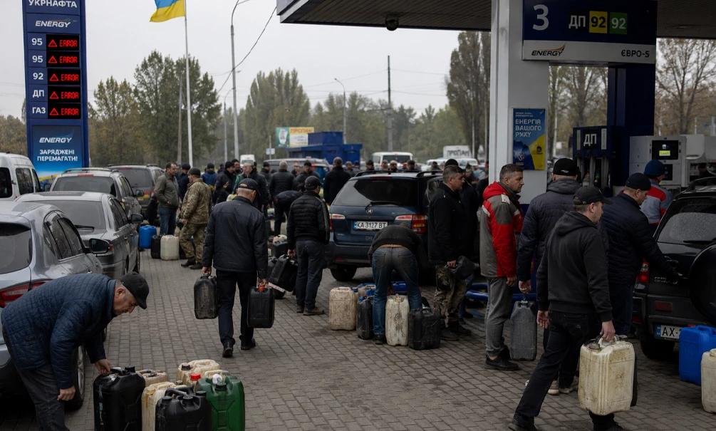 &laquo;Сами шланг сосать будем&raquo;: на Украине паника из-за введенных ограничений на продажу дизельного топлива