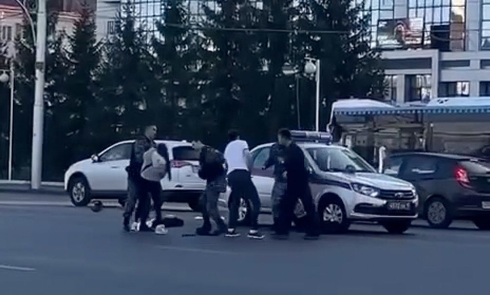 «Безнаказанно прыгают на Росгвардию, кто бы прострелил им колени или головы?» - в сети обсуждают происшествие с «ценными специалистами» в Уфе 