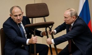«Хватит сидеть на двух стульях, и вообще наш стул верни»: Пашинян вертелся змеей, но получил неприятный разговор с Путиным о будущем Армении
