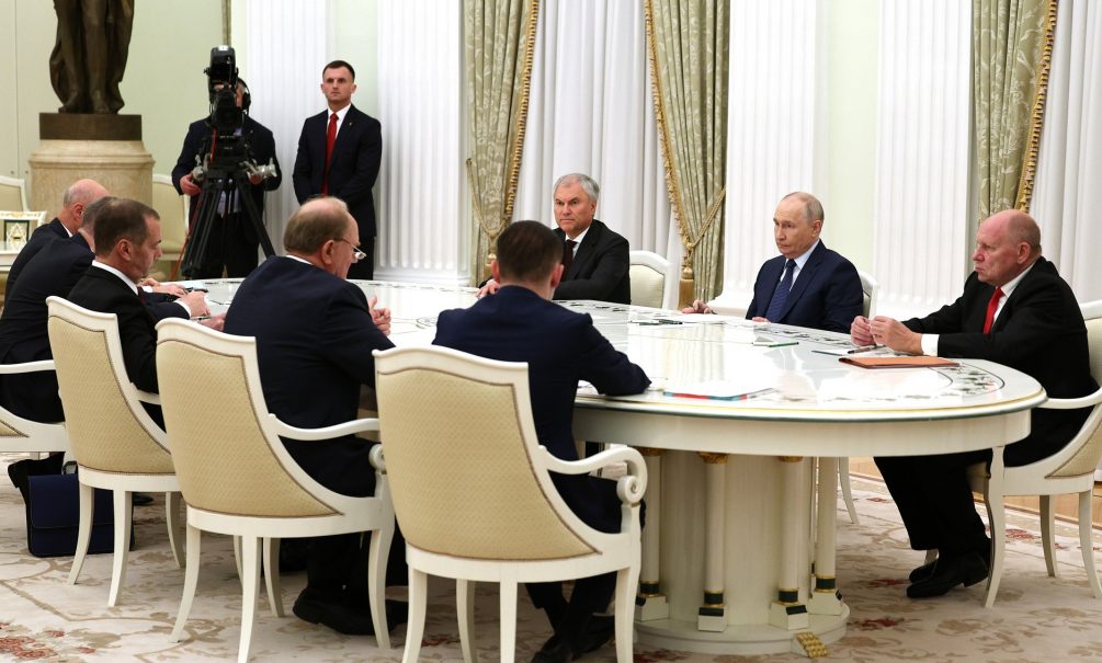 Тайные знаки публичной встречи: эксперты об очевидных и скрытых выводах диалога Путина с лидерами партий Тайные знаки публичной встречи: эксперты об очевидных и скрытых выводах диалога Путина с лидерами партий