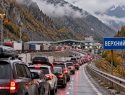 В Верхнем Ларсе скопилась огромная очередь: из-за опасения мобилизации более тысячи россиян пытаются попасть в Грузию