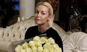 Растопырилась перед диджеем и вылезла в окно: Анастасия Волочкова привела в восторг зуммеров на вечеринке