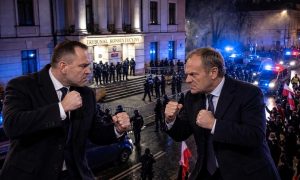 Госпереворот в Польше: президенту Навроцкому пришлось пробиваться к зданию суда через силовиков
