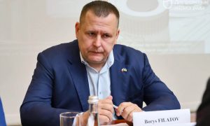 «Ты, урод в шляпе, посиди в моем кресле»: обещавший перевешать всех крымчан самый скандальный мэр сбежал из Украины