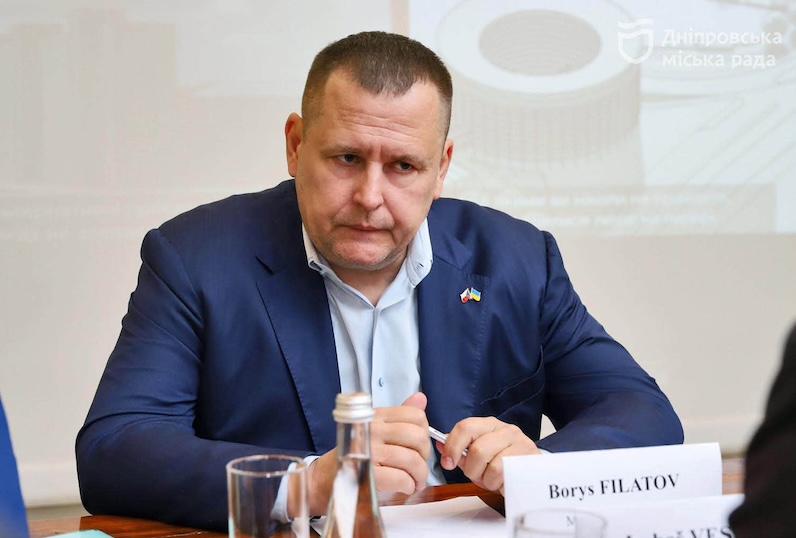 «Ты, урод в шляпе, посиди в моем кресле»: обещавший перевешать всех крымчан самый скандальный мэр сбежал из Украины «Ты, урод в шляпе, посиди в моем кресле»: обещавший перевешать всех крымчан самый скандальный мэр сбежал из Украины