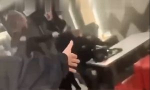 «Да это же транс, она сама ударилась»: кавказец с русским флагом на одежде избил девушку в Краснодаре