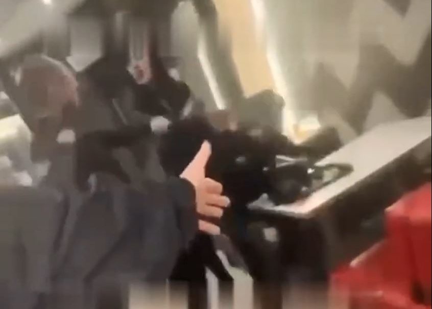 «Да это же транс, она сама ударилась»: кавказец с русским флагом на одежде избил девушку в Краснодаре 