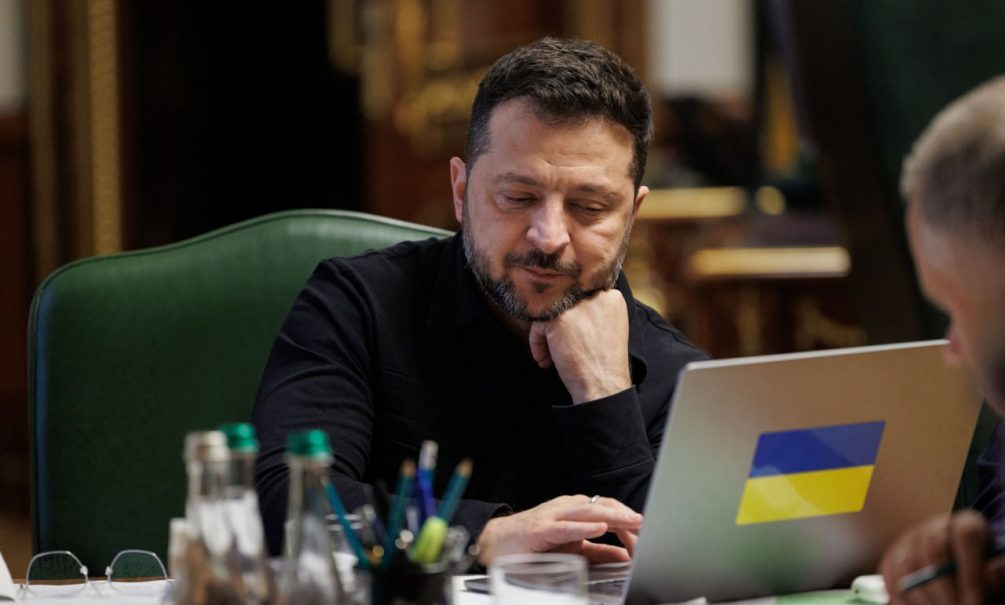 Зеленского решили убрать свои же! Украинцы хотят, чтобы их возглавил Путин, США грозятся оставить Киев без разведданных – новости СВО 