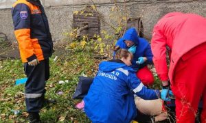 В Красноярске случился анекдот: муж не мог зайти домой к жене, пока из окна квартиры не выпрыгнул другой «гость»
