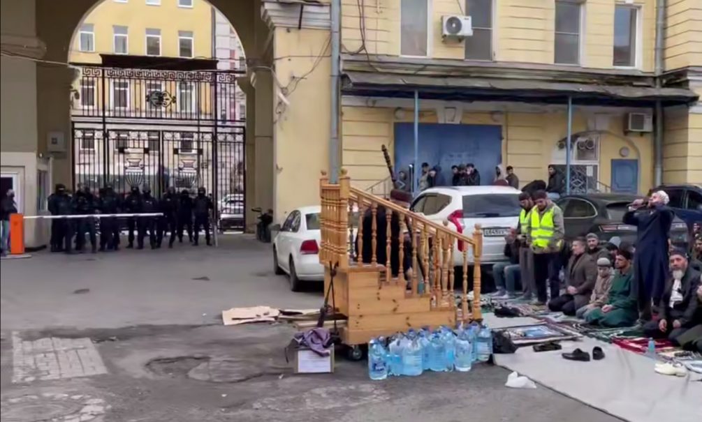 Сотни силовиков проводят масштабный миграционный рейд в Петербурге во время пятничного намаза 