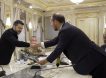 Хорошо, что игрушечный: представители оборонной компании США подарили Зеленскому истребитель
