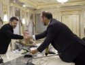 Хорошо, что игрушечный: представители оборонной компании США подарили Зеленскому истребитель