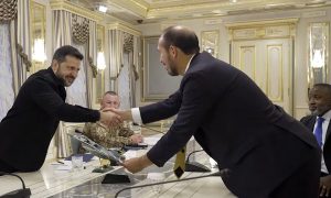 Хорошо, что игрушечный: представители оборонной компании США подарили Зеленскому истребитель